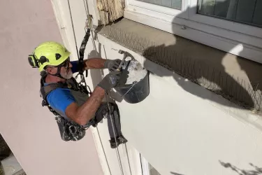 Purge de sécurité façade Narbonne, travaux d'accès difficile.